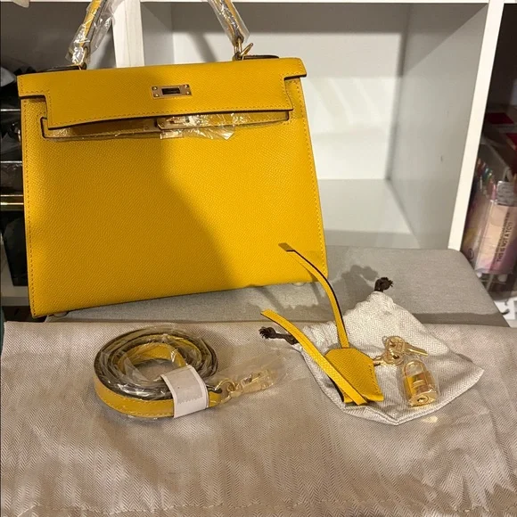 NEW Yellow Crossbody Fashion Handbag ❤️ - Picture 5 of 8